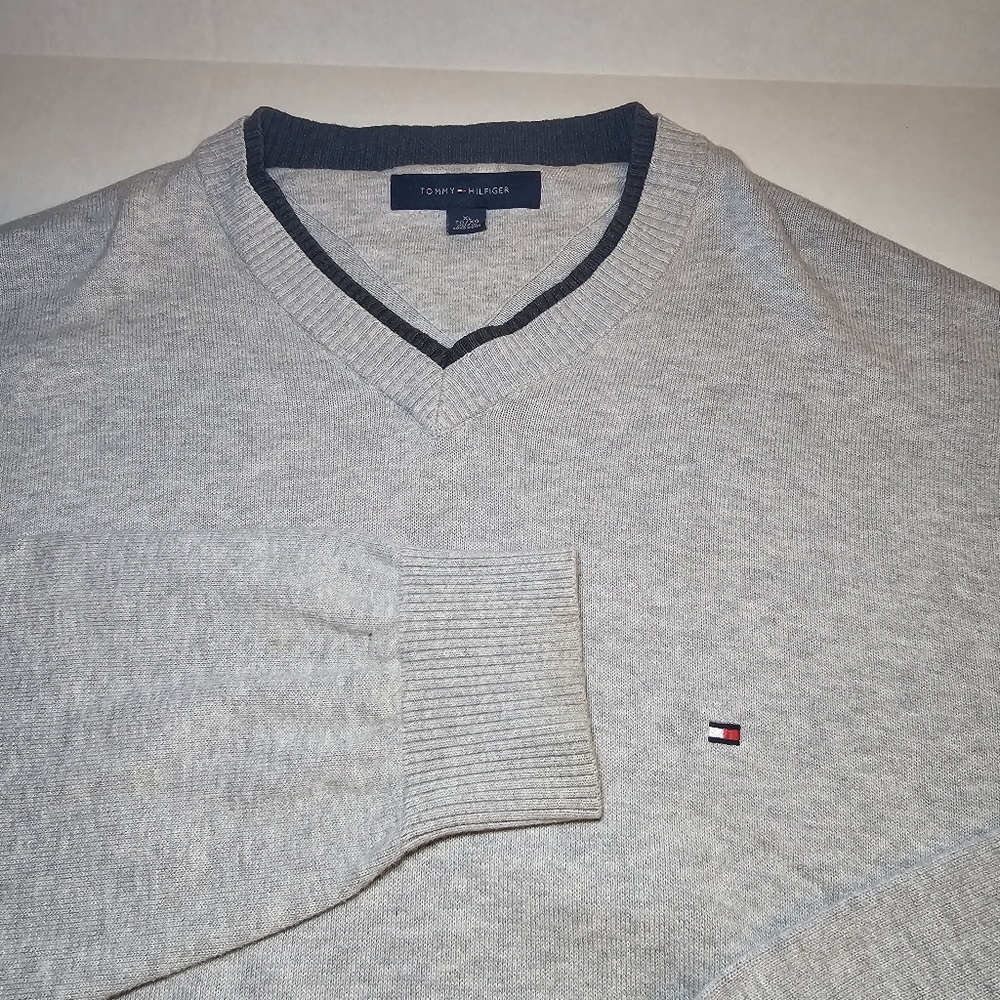 Tommy Hilfiger Men's Sweater Size XL Gray V-Neck Long Sleeve
